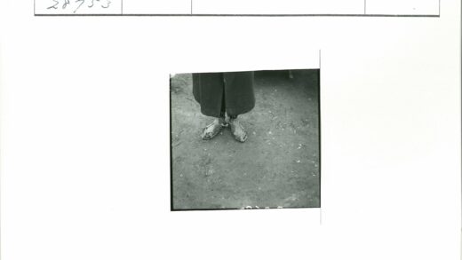 粗凉鞋长外套泥土地站立.jpg