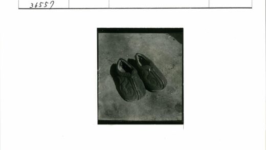 粗糙地面上的旧深色鞋.jpg