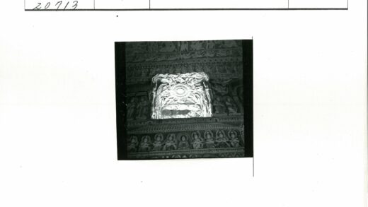 精美人物雕刻与中心照明雕塑.jpg