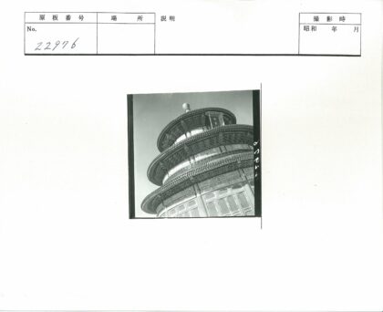 精美多层装饰建筑与晴空.jpg