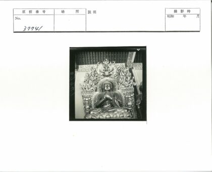 精美寺庙雕刻坐像特写.jpg