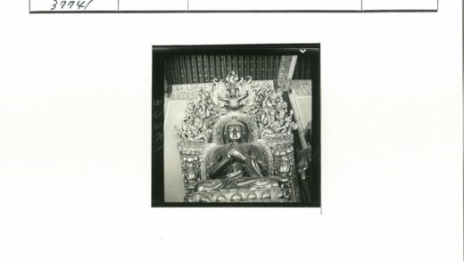 精美寺庙雕刻坐像特写.jpg