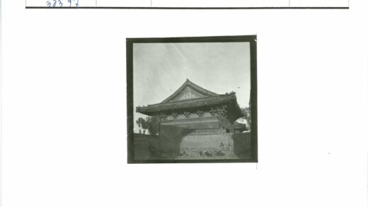 精美屋顶传统建筑石墙绿树.jpg