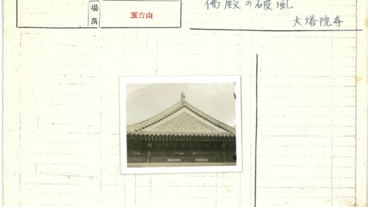 精美屋顶雕刻与蓝天相映.jpg