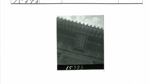 精美建筑雕刻与铭文特写.jpg