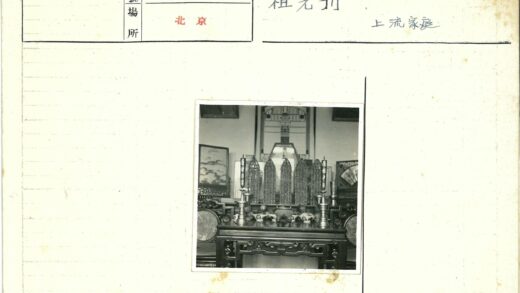 精美木桌与金属烛台装饰摆设.jpg