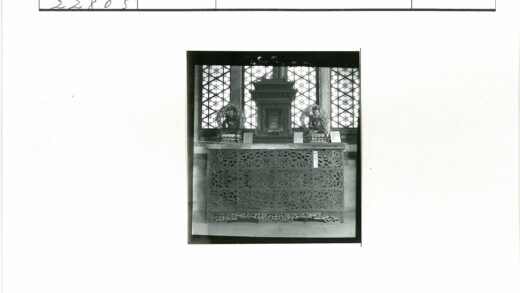 精美木雕屏风与神像.jpg
