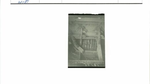 精美木雕建筑细节特写.jpg