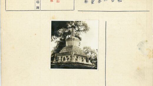 精美石塔与雕像建筑景观.jpg