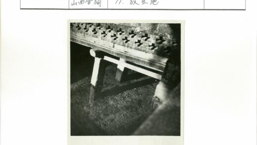 精美石雕与支撑柱建筑细节.jpg