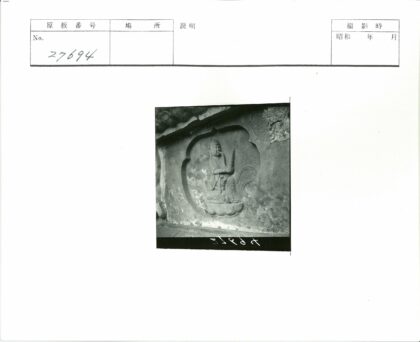 精美石雕坐像半圆形浮雕.jpg