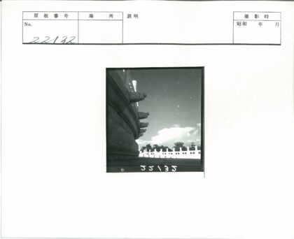精美石雕建筑与自然景观.jpg