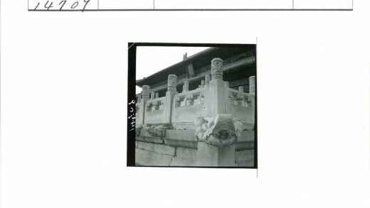 精美石雕装饰柱传统建筑细节.jpg