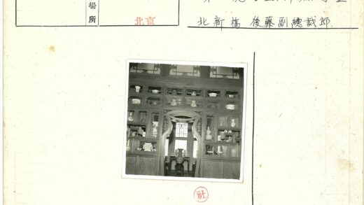 精美陶瓷花瓶木架陈列.jpg