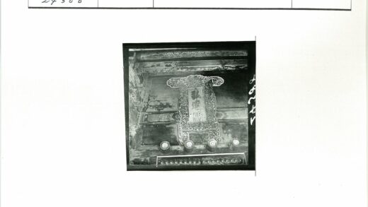 精美雕刻亚洲文字木制牌匾特写.jpg