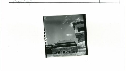 精美雕刻传统建筑屋顶与门.jpg