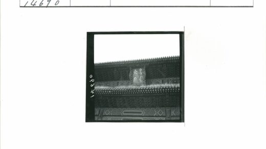 精美雕刻传统建筑黑白摄影.jpg