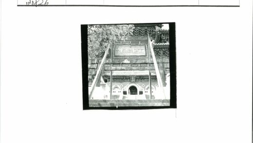 精美雕刻传统木结构建筑细节.jpg