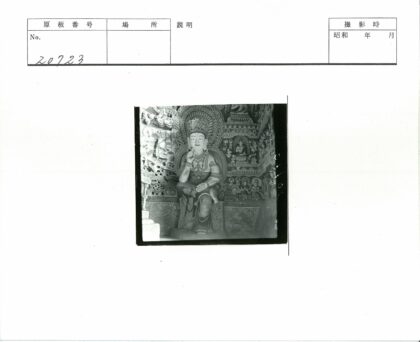 精美雕刻坐佛与华丽背景雕像.jpg