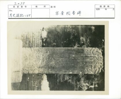 精美雕刻柱与砖墙背景.jpg