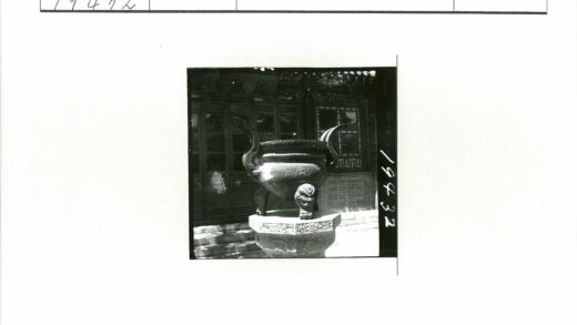 精美雕刻骨灰盒建筑基座.jpg