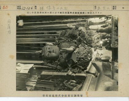 精致花纹雕像与木结构装饰.jpg