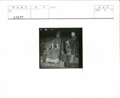 精致长袍与吹笛雕像艺术雕刻.jpg