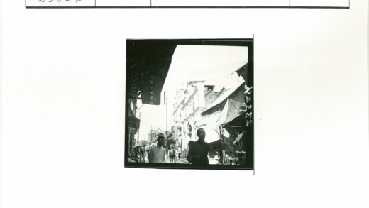 繁华历史街道人群市场摊位.jpg