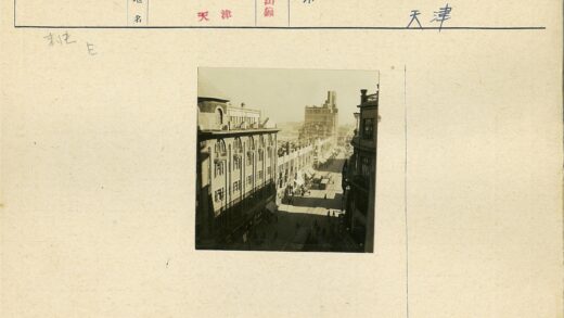 繁华城市街道有轨电车历史景象.jpg