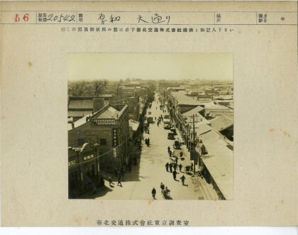 繁华城市街道行人车辆建筑景观.jpg