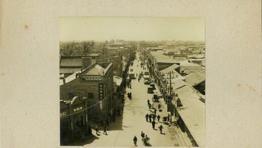繁华城市街道行人车辆建筑景观.jpg