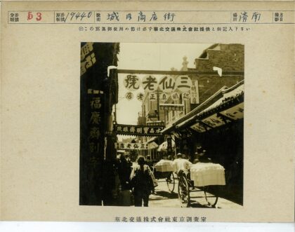 繁华市场街景阳光行人拉车.jpg