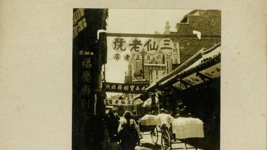 繁华市场街景阳光行人拉车.jpg