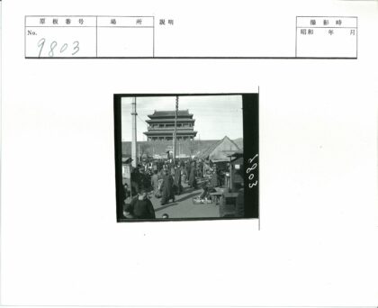 繁华户外市场与多层建筑街景.jpg
