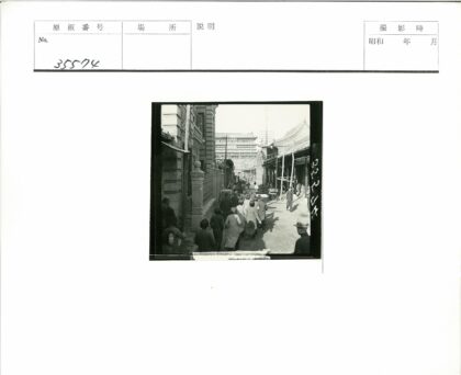 繁华老街建筑与施工场景.jpg
