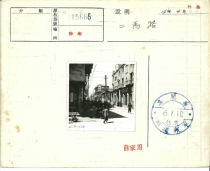 繁华老街行人互动街景.jpg