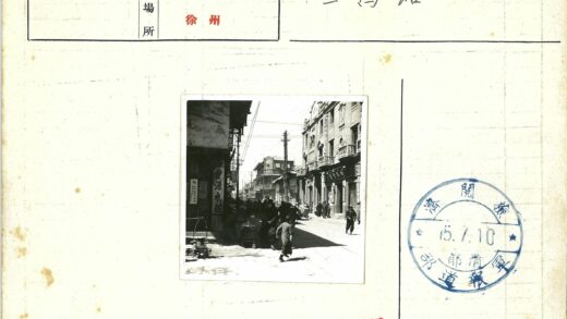 繁华老街行人互动街景.jpg