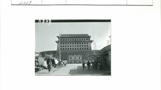 繁华街市与传统建筑风貌.jpg