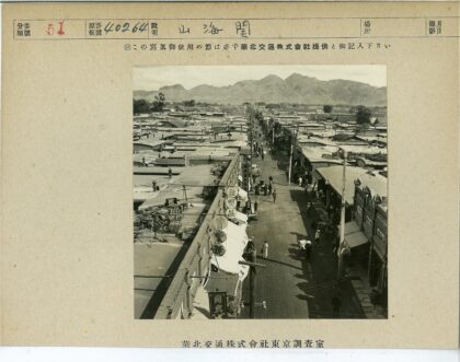 繁华街市与远山风景.jpg