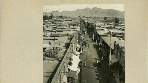 繁华街市与远山风景.jpg