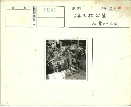 繁华街市商品陈列与热闹市场景象.jpg