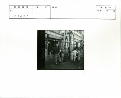 繁华街市木结构建筑人群聚集.jpg