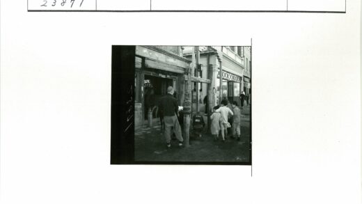 繁华街市木结构建筑人群聚集.jpg