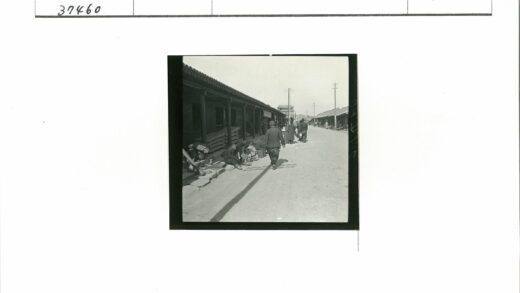 繁华街市行人漫步商铺林立.jpg