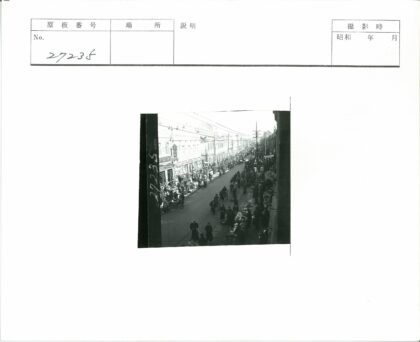 繁华街市行人购物景象.jpg