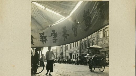 繁华街市黄包车与高楼.jpg