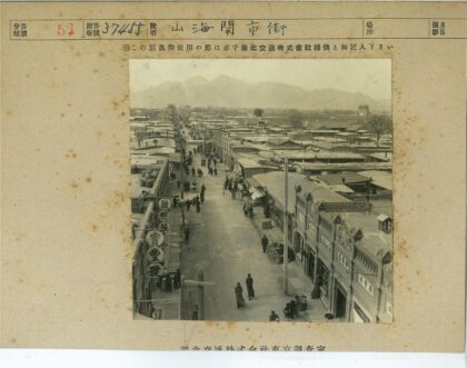 繁华街景与山脉背景.jpg