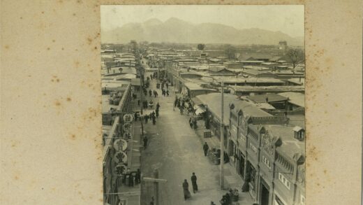 繁华街景与山脉背景.jpg