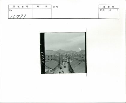 繁华街景与山脉背景.jpg