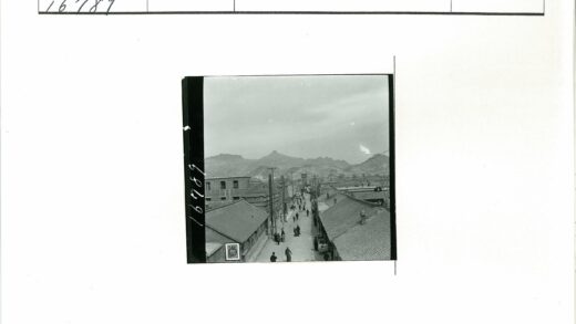 繁华街景与山脉背景.jpg